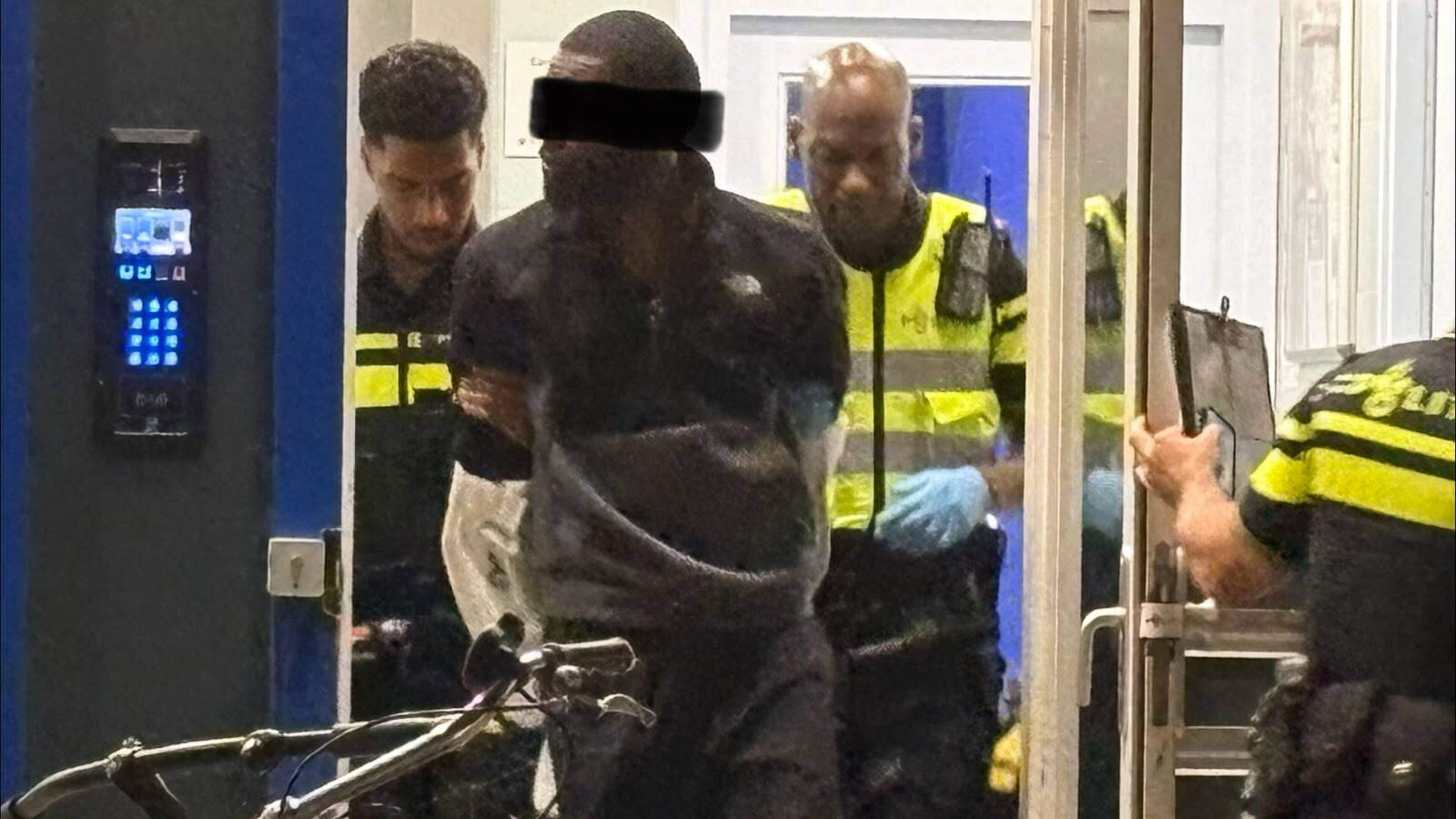 Arrestatieteam komt in actie in Bijlmer na schietpartij, gewond slachtoffer kermend naar buiten